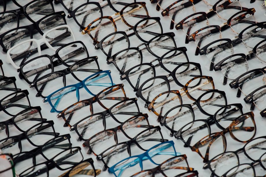 Oprawy okularowe ze szkłami korekcyjnymi – jak wybrać odpowiedni model?